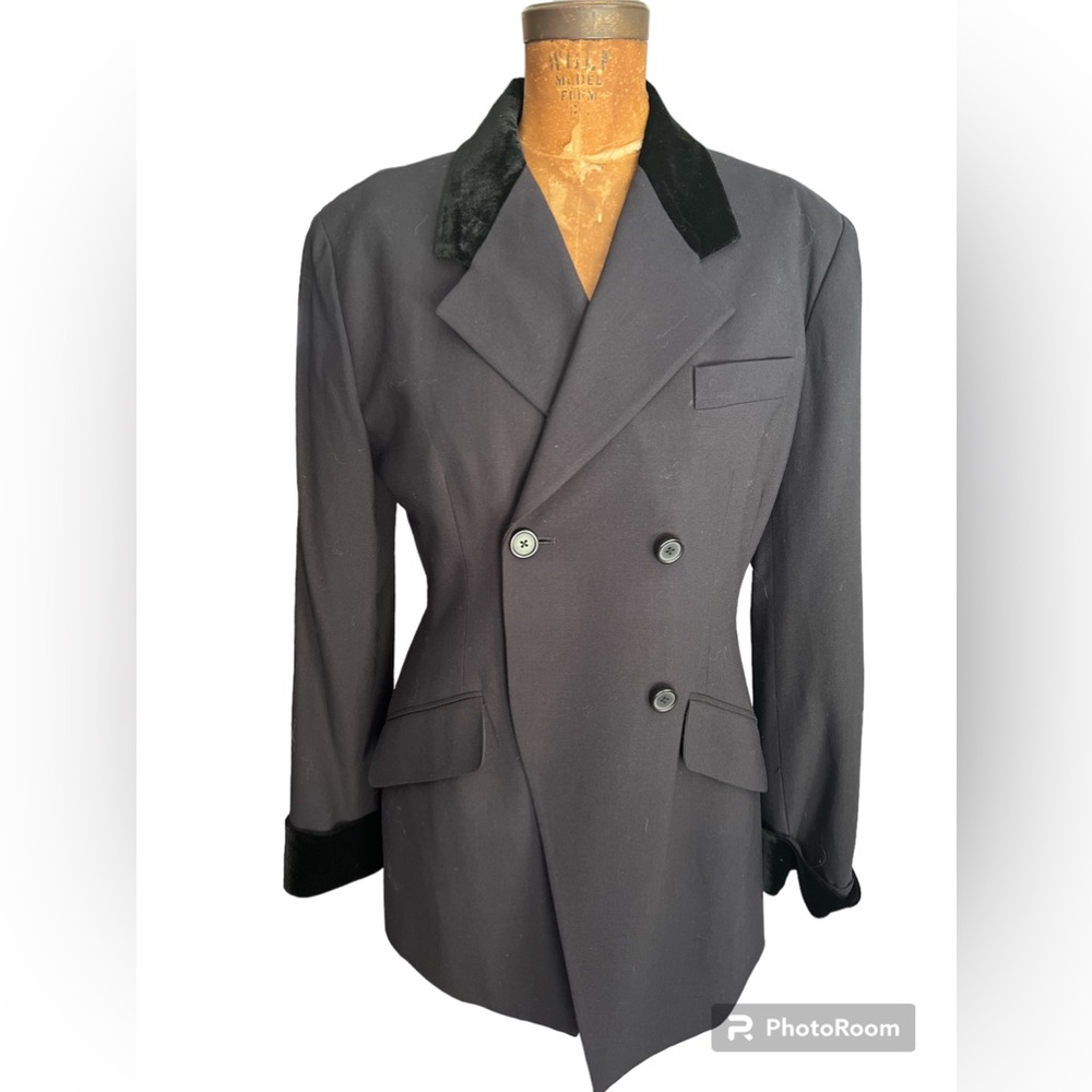 DKNY ESSENTIALS SZ 8 BLACK ONE BUTTON BLAZER VELVET COLOR AND WRISTS VIN…